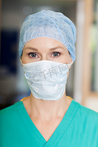 戴口罩的女外科医生