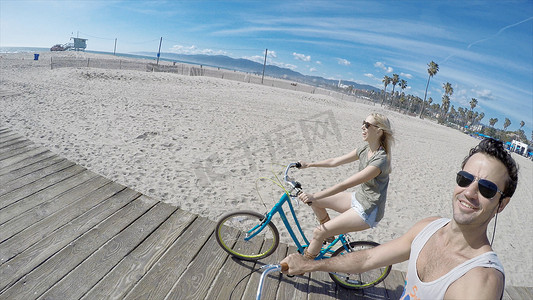 天星小轮摄影照片_一对夫妇在美国加州威尼斯海滩木板路上自拍