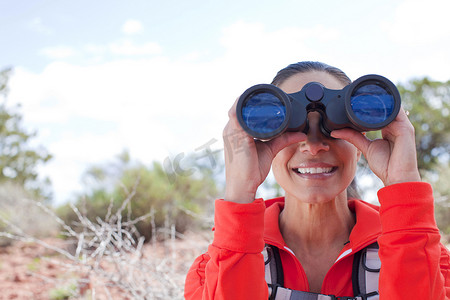 美国亚利桑那州塞多纳用双筒望远镜看的成熟女性肖像