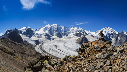 瑞士埃吉肖恩白雪覆盖的山脉和山谷小径的高架景观