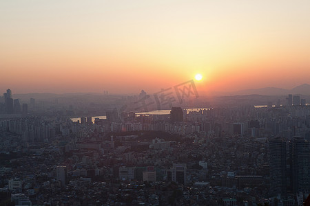 人满为患摄影照片_韩国首尔市的高空日落景观