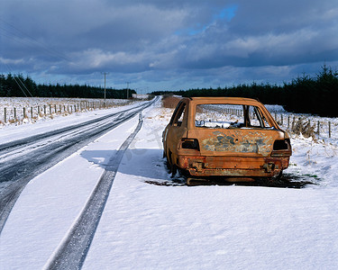 路上雪摄影照片_公路上被遗弃在雪地里的汽车