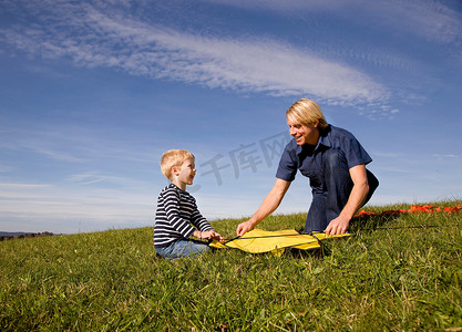 男孩和父亲制作了一只风筝