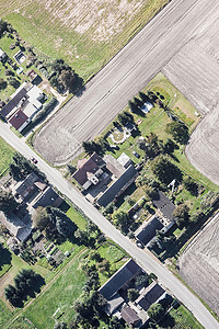 德国勃兰登堡韦尔佐的房屋和道路鸟瞰