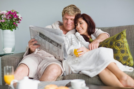 一对穿着浴袍的夫妇在吃早餐