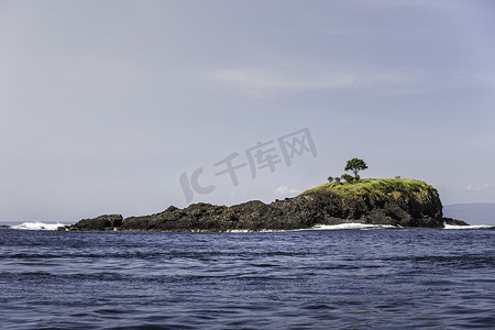 印度尼西亚巴厘岛的海景和岩石岛