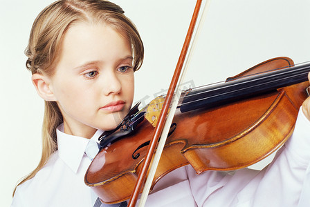 小提琴校服摄影照片_拉小提琴的女孩
