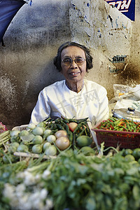 东南亚人摄影照片_泰国市场成熟女性市场摊主肖像