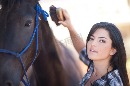 年轻女子美容马匹