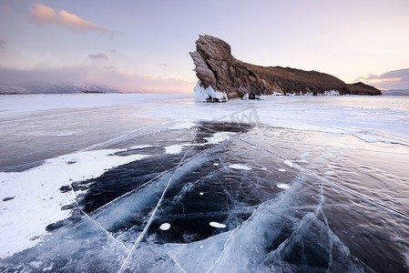 冰山水摄影照片_俄罗斯西伯利亚奥尔洪岛贝加尔湖上的冰冻冰和奥戈伊岛