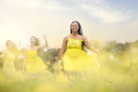 黄色灯光摄影照片_穿着黄色衣服的女孩在草地上跳舞