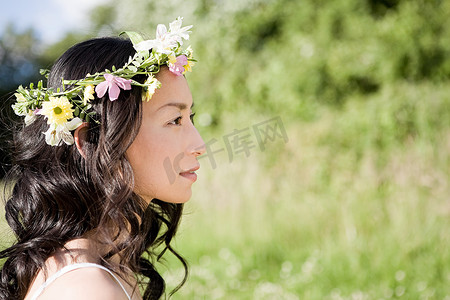 日本风光摄影照片_戴着花冠的女人