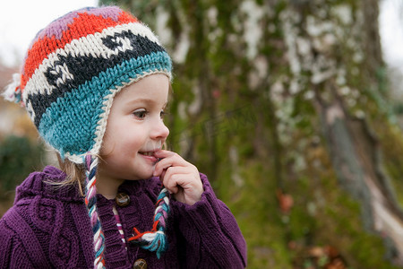 穿着针织毛衣戴着帽子的小女孩