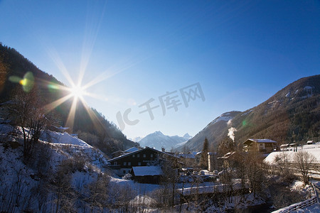 冬景色摄影照片_白雪覆盖的山谷景色