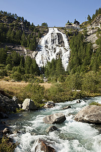意大利皮埃蒙特山谷的瀑布从岩面上倾泻而下的低角景观