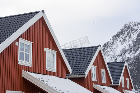 挪威罗福滕群岛斯沃尔沃三座房屋和白雪覆盖的山的细节