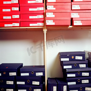 鞋商店摄影照片_堆叠的鞋盒
