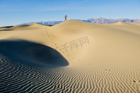 在美国加利福尼亚州死亡谷的沙丘上跑步的人