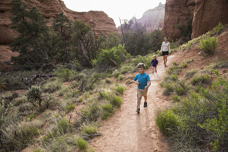 母亲儿子和女儿在美国犹他州科达克罗姆盆地州立公园徒步旅行
