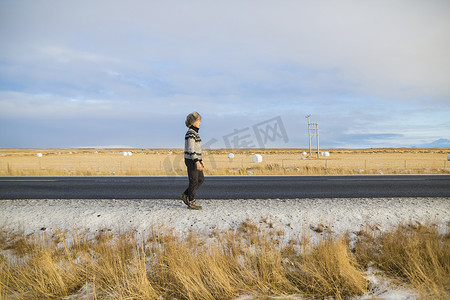 乡村大道摄影照片_冰岛一名妇女走在乡间小路上