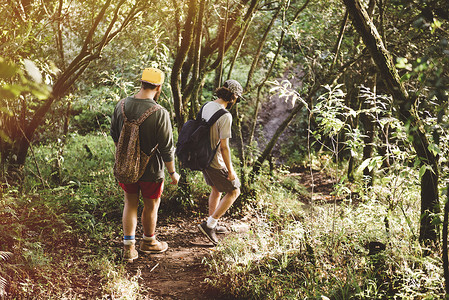 两个男人摄影照片_两个年轻的男性朋友在危地马拉阿蒂特兰湖的雨林中徒步旅行