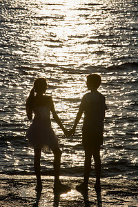 一对十几岁的夫妇在海上看日落