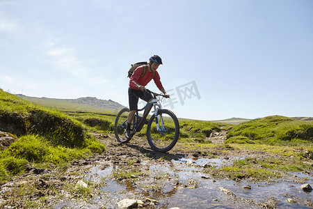 骑自行车的人在水中骑车