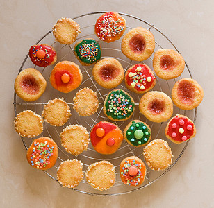 圆形纯色背景摄影照片_圆形的五颜六色的圣诞饼干