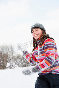 女孩扔了一只装满雪的手