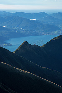 从空中俯瞰乡村山丘和湖泊