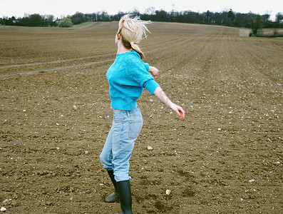 在田野上跳舞的女人