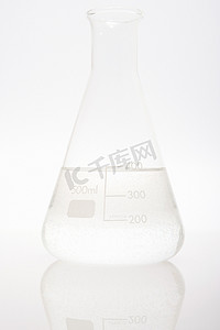 透明纯色摄影照片_容量瓶中的水