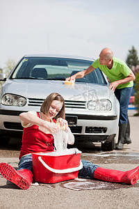 洗车的老人和小女孩