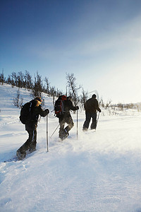 越野滑雪者在雪地里行走