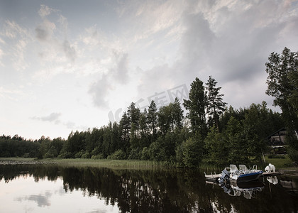 盛夏时节芬兰奥里维西快艇和湖的景色