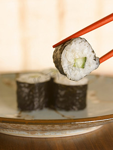 用筷子夹寿司的特写