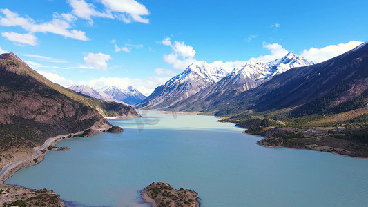 仙境摄影照片_航拍雪山下的天然湖泊大自然山峰山脉湖水美景