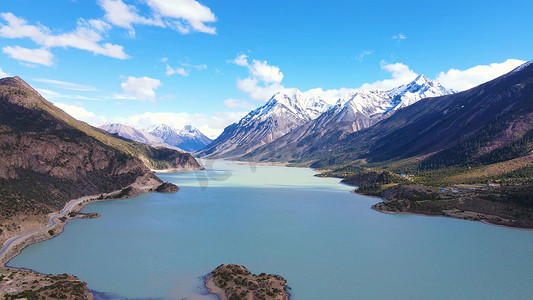 航拍雪山下的天然湖泊大自然山峰山脉湖水美景