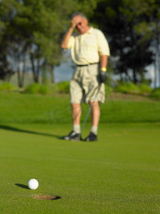 打高尔夫球的男人摄影照片_打高尔夫球的男人
