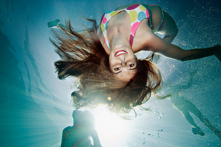 女游泳运动员水下肖像