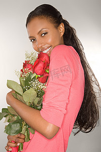 玫瑰花的女人摄影照片_拿着一束玫瑰花的女人
