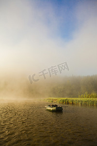 俄罗斯斯维尔德洛夫斯克萨尔西村雾河上的小艇景观