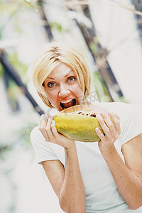 木瓜之摄影照片_在户外用餐的女人