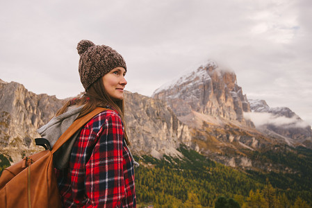 徒步旅行者欣赏风景意大利南蒂罗尔白云岩阿尔卑斯山拉加佐伊山