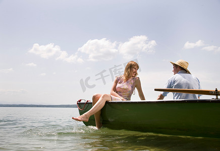 在湖上划船的男人和女人