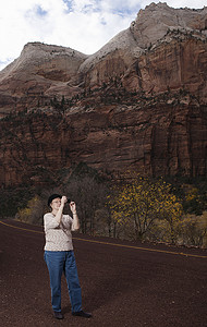 美国犹他州锡安国家公园的一位老妇人在拍照