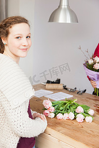 十几岁的女孩在花店里买玫瑰的肖像