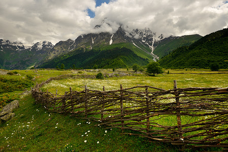 手工编织的栅栏和遥远的山脉格鲁吉亚斯瓦内蒂的村