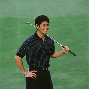 高尔夫球场上戴着蓝牙耳机的男子