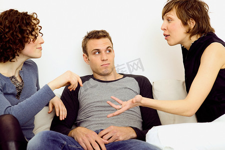 女人在沙发上争吵